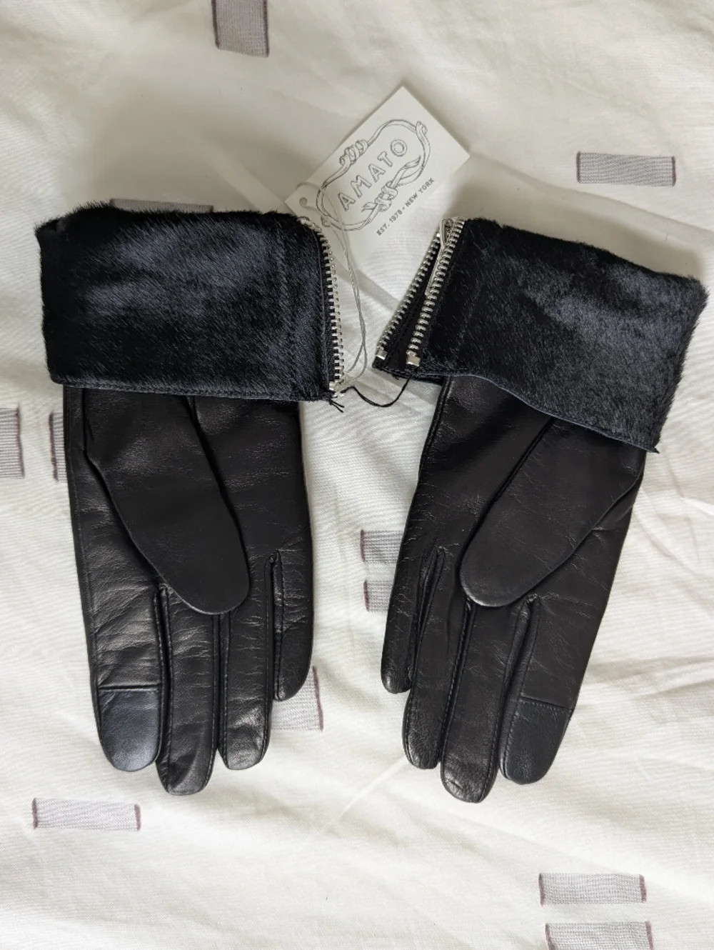 NWT Amato Black Lambskin Leather Zip-Detail Gloves